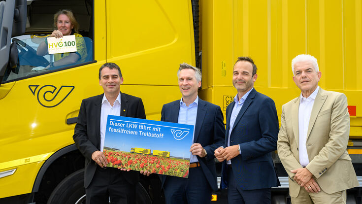© Österreichische Post AG/Gregor Nesvadba v.l.: Dagmar Stieler, Disponentin Transportlogistik Ost der Österreichischen Post AG, Peter Umundum, Vorstandsdirektor für Paket & Logistik der Österreichischen Post AG, Armin Springer, Bereichsleiter Retail bei Eni Austria, Andreas Stockinger, Head of Retail Cards bei Eni Austria, und Bruno Walter, Director Market Development bei Biofuel Express Austria (Credit: Österreichische Post AG)