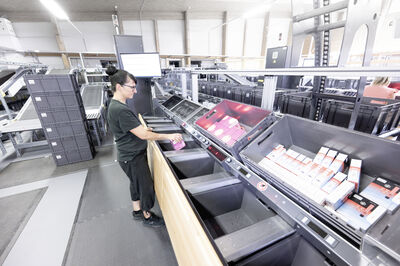 © SSI Schäfer Kommissionierstation bei Moosmayr